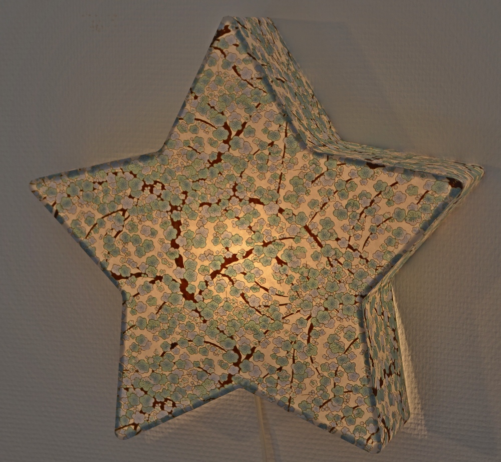Papier japonais utilisé pour réaliser des appliques lumineuses étoiles bleues