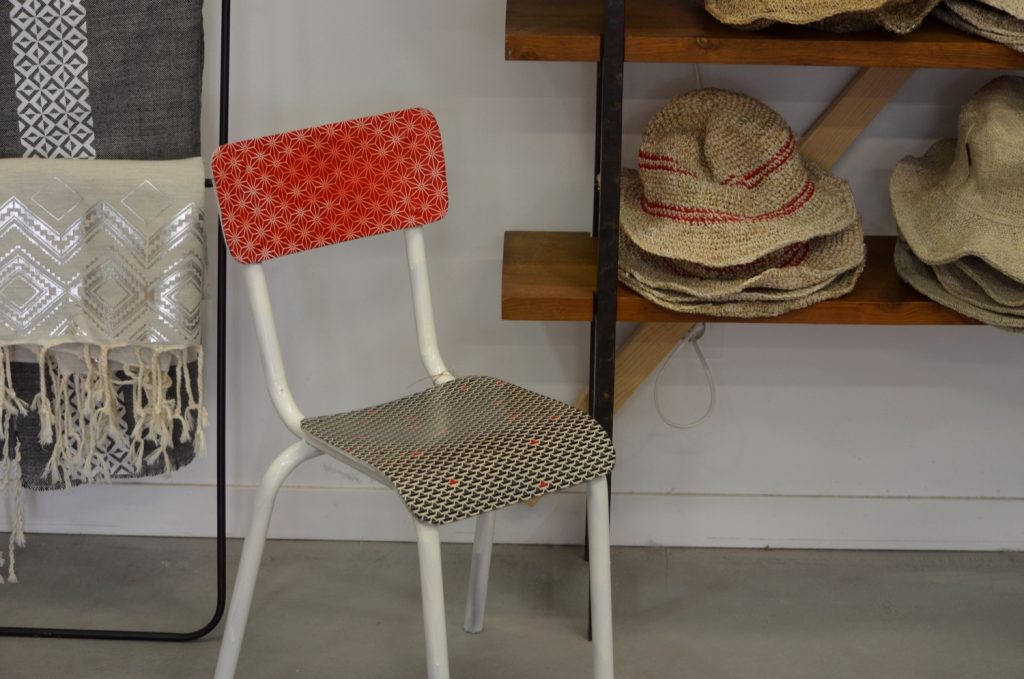 chaises d'écoliers en papiers japonais Agnès Clairand