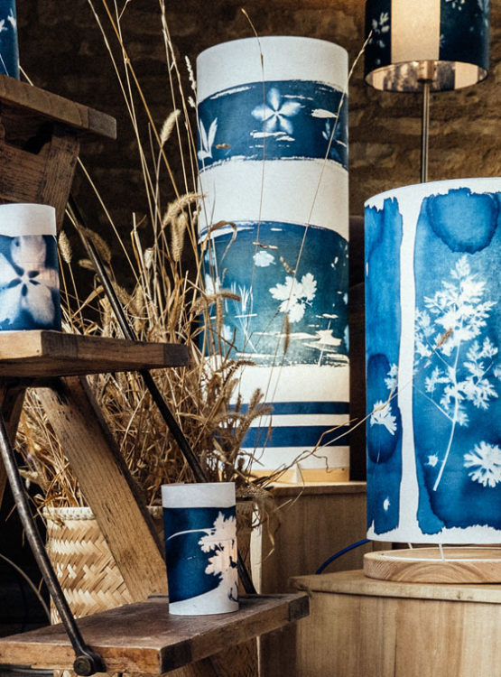 Lampes en cyanotype au salon