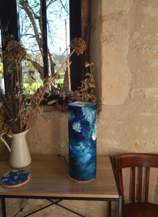 Lampe en cyanotype clair-obscur végétal