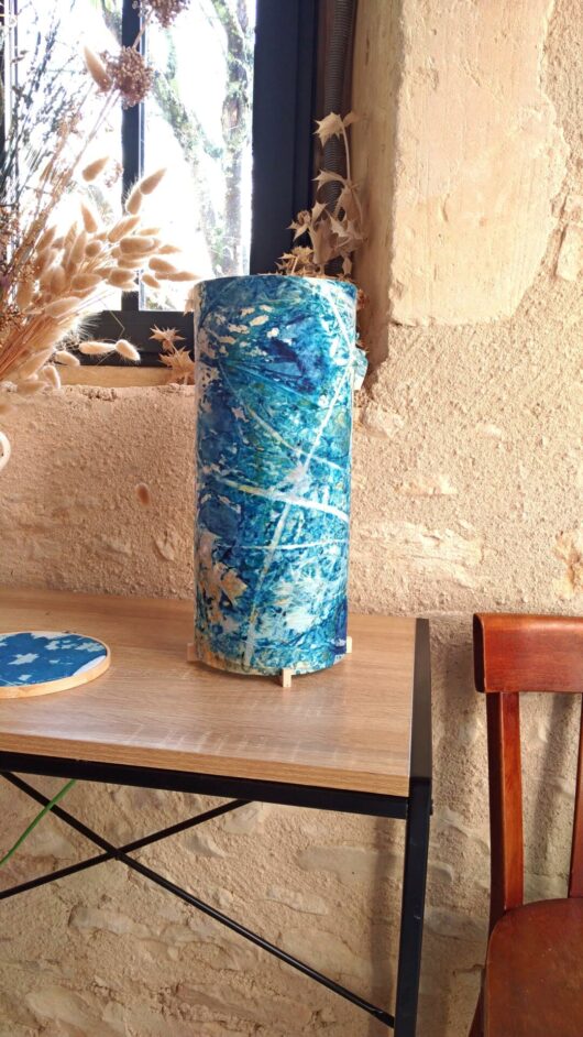 Lampe en cyanotype ouvertures végétales – Image 2