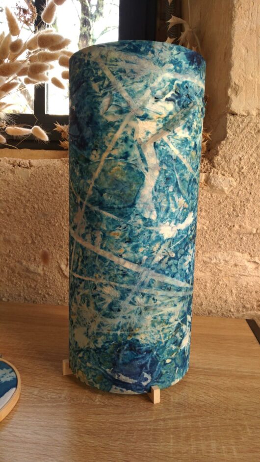 Lampe en cyanotype ouvertures végétales – Image 4