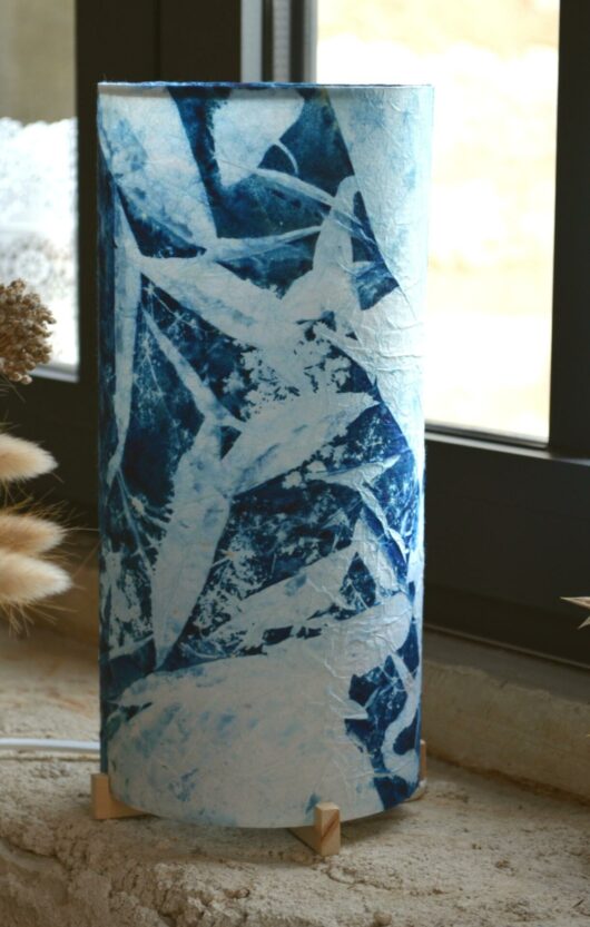 Lampe en cyanotype aux feuilles de ginkgo et de frêne – Image 4