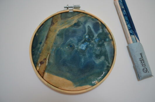 Cyanotype "bulle de bonheur à fleur de peau" sur parchemin abstrait