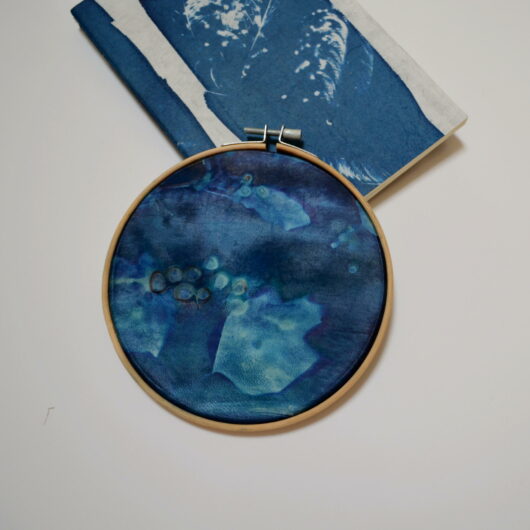 Cyanotype "bulle de bonheur à fleur de peau" sur parchemin au sureau