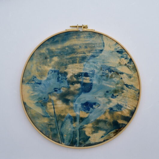 Cyanotype "bulle de bonheur à fleur de peau" sur parchemin iris et pivoine