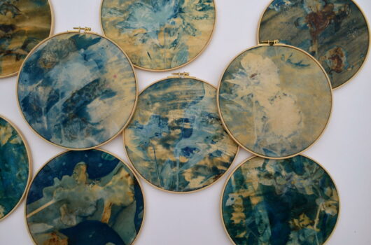 Cyanotype "bulle de bonheur à fleur de peau" sur parchemin sur-impressions – Image 3