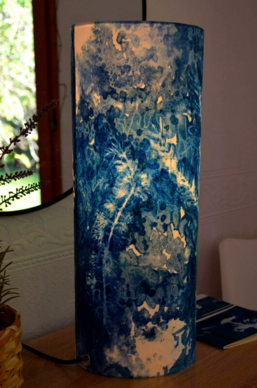Lampe en cyanotype au paysage hivernal – Image 2