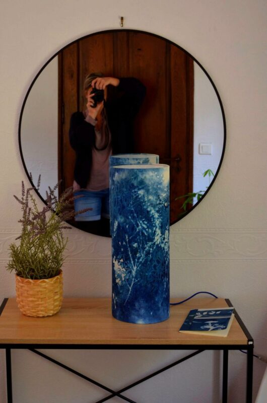Lampe en cyanotype au paysage hivernal – Image 4