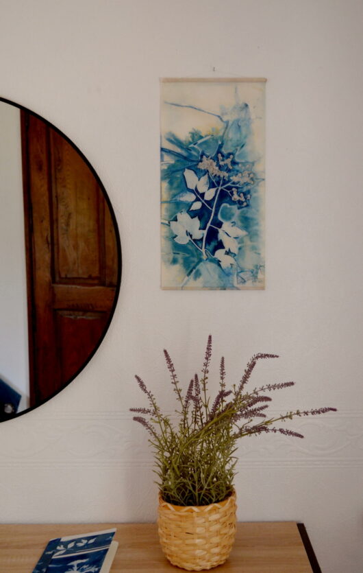Cyanotype en kakemono aux baies de sureau
