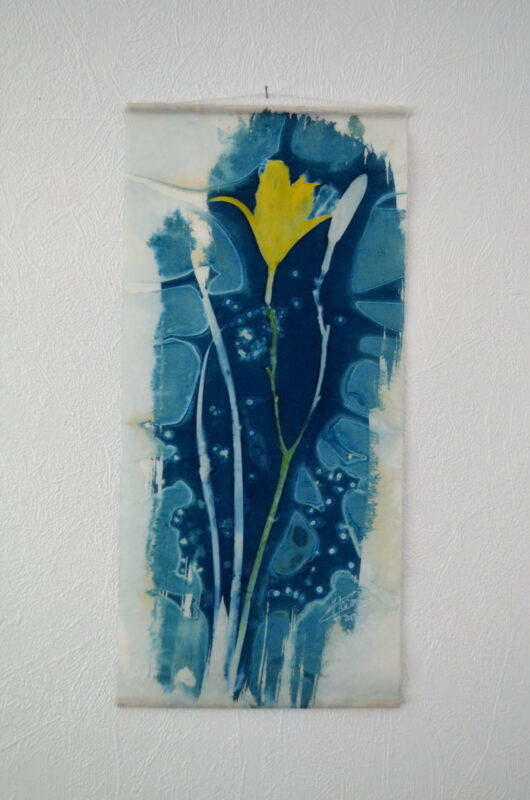 Cyanotype en kakémono au lys jaune – Image 2